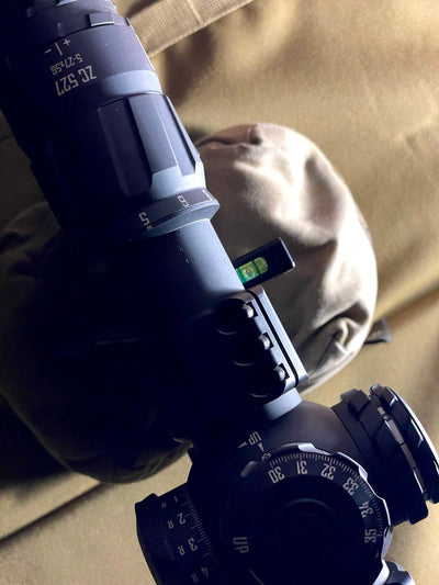 Рівень з виносом на планку Пікатіні LV-02