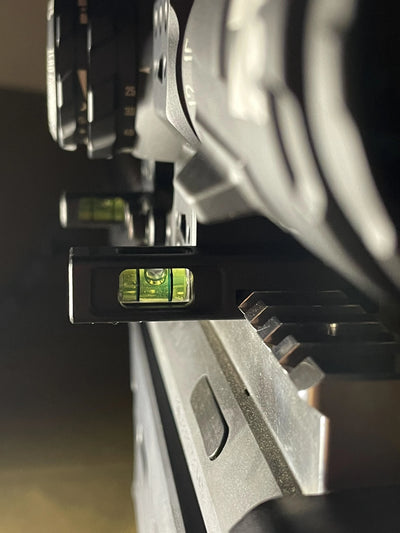 Рівень з виносом на планку Пікатіні LV-02